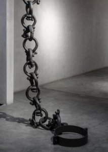 Bone-chain sculpture (2023) by Chavis Mármol made of resin, metal and graphite