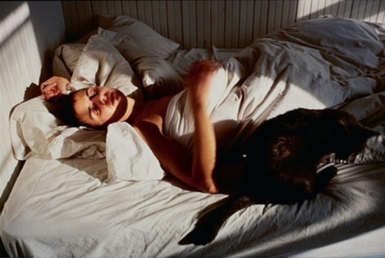 Nan Goldin "Siobhan Sleeping with a Cat, N.Y, 1993" © Nan Goldin